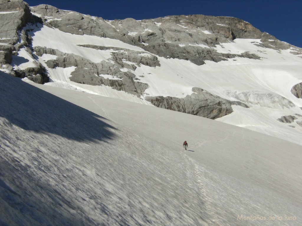 Cruzando el Glaciar de Monte Perdido